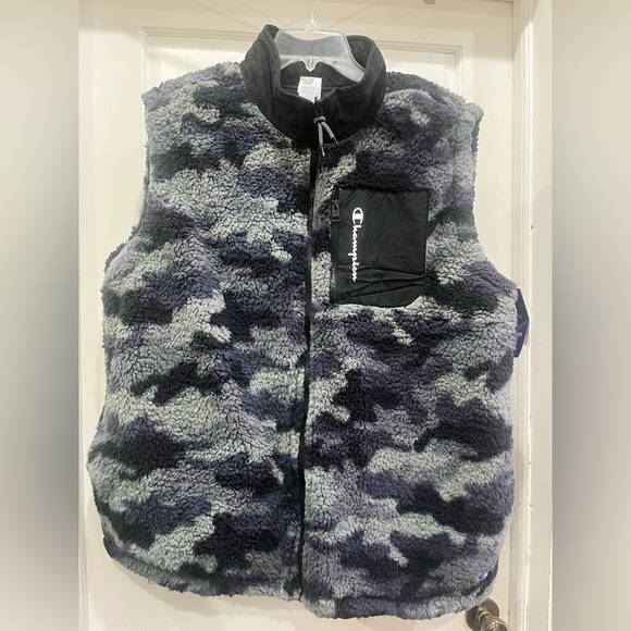 CHAMPION • High Pile Reversible Fleece Vest • Men’s - Picture 4 of 11